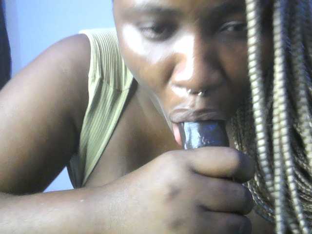 Hotchocolatee191 live cam on BongaCams