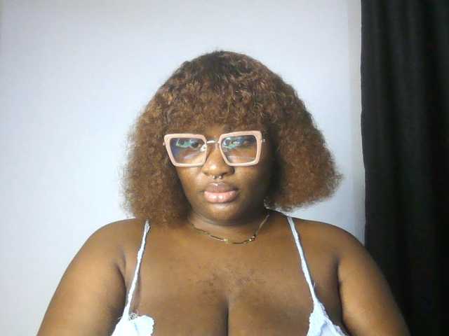 Hotchocolatee191 live cam on BongaCams