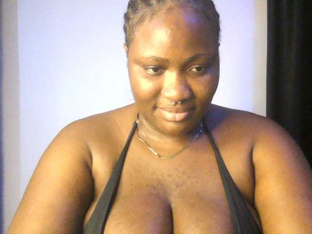 Hotchocolatee191 live cam on BongaCams