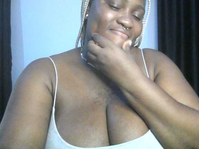 Hotchocolatee191 live cam on BongaCams