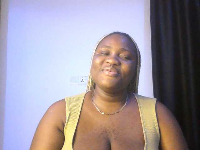 Hotchocolatee191 live cam on BongaCams