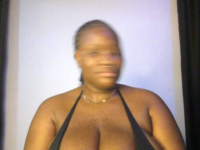 Hotchocolatee191 live cam preview