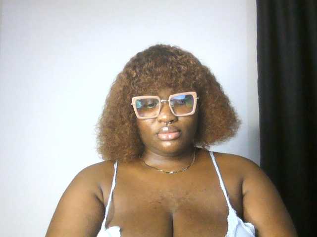 Hotchocolatee191 live cam on BongaCams