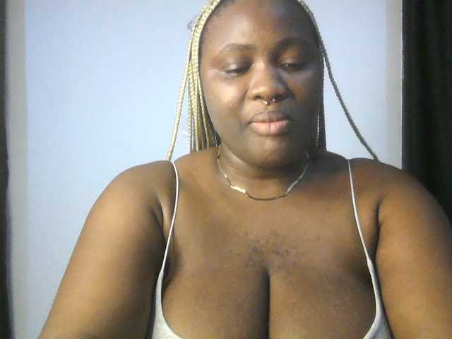Hotchocolatee191 live cam on BongaCams