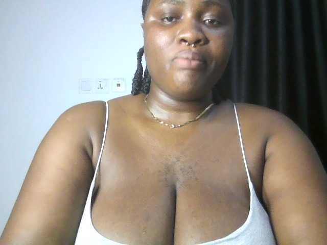 Hotchocolatee191 live cam on BongaCams