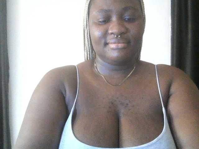 Hotchocolatee191 live cam on BongaCams