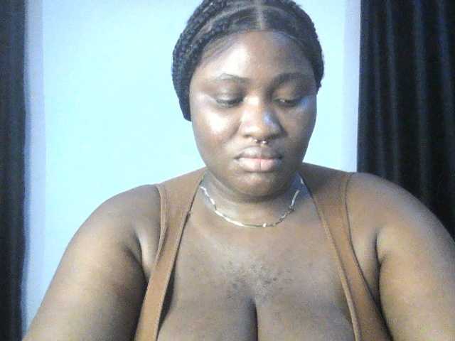 Hotchocolatee191 live cam on BongaCams