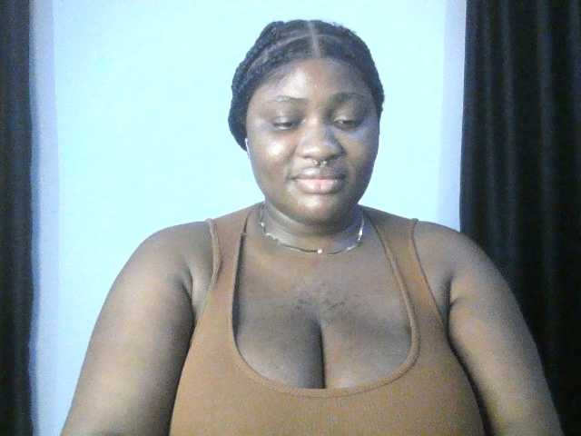 Hotchocolatee191 live cam on BongaCams