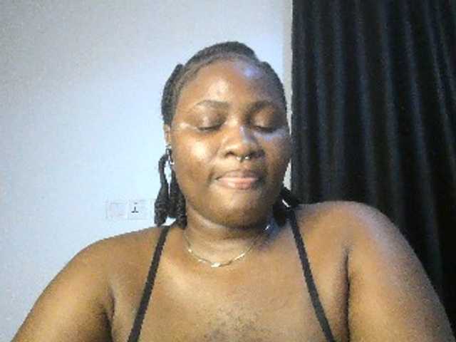 Hotchocolatee191 live cam on BongaCams