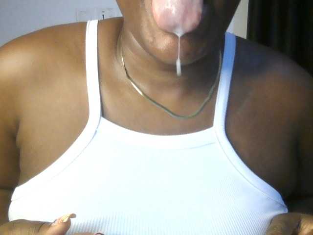 Hotchocolatee191 live cam on BongaCams