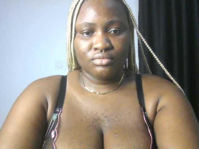 Hotchocolatee191 live cam on BongaCams