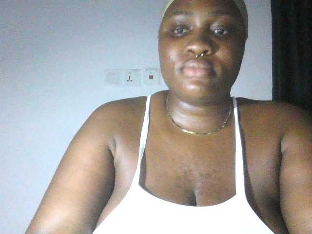 Hotchocolatee191 live cam on BongaCams