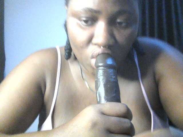 Hotchocolatee191 live cam on BongaCams