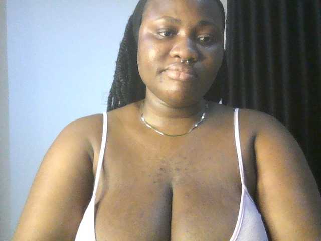 Hotchocolatee191 live cam on BongaCams