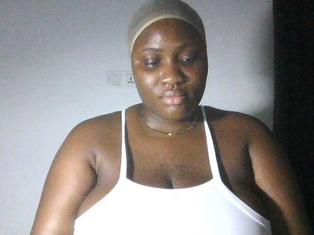 Hotchocolatee191 live cam on BongaCams