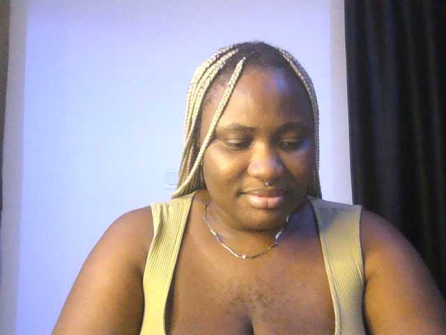 Hotchocolatee191 live cam on BongaCams