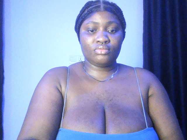 Hotchocolatee191 live cam on BongaCams