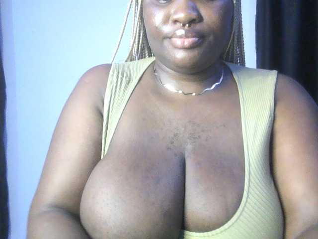 Hotchocolatee191 live cam on BongaCams