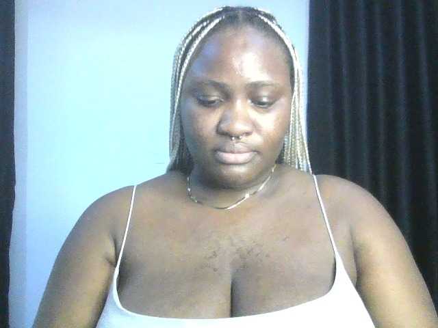 Hotchocolatee191 live cam on BongaCams