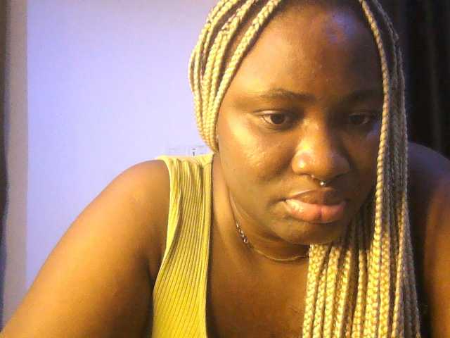 Hotchocolatee191 live cam on BongaCams