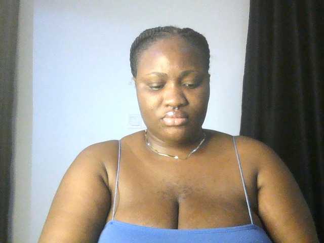 Hotchocolatee191 live cam on BongaCams