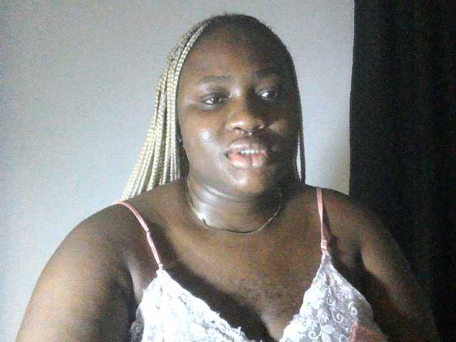 Hotchocolatee191 live cam on BongaCams