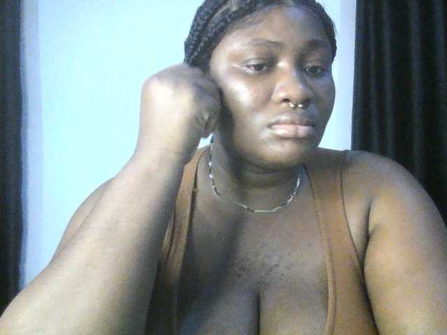 Hotchocolatee191 live cam on BongaCams
