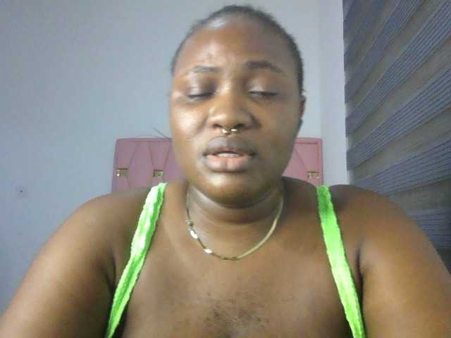 le modèle Hotchocolatee191 est en webcam porno dans un show sur le site bongacams, il possède les tags suivants: Ebony,Brunette,Trimmed