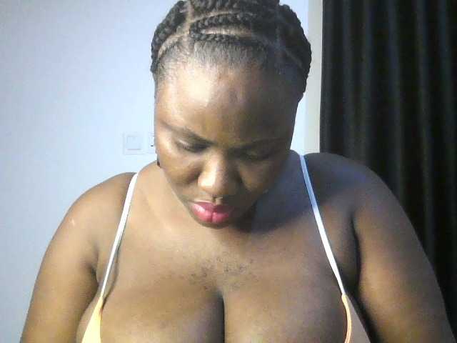 Hotchocolatee191 live cam on BongaCams