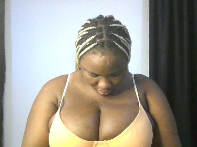 Hotchocolatee191 live cam on BongaCams