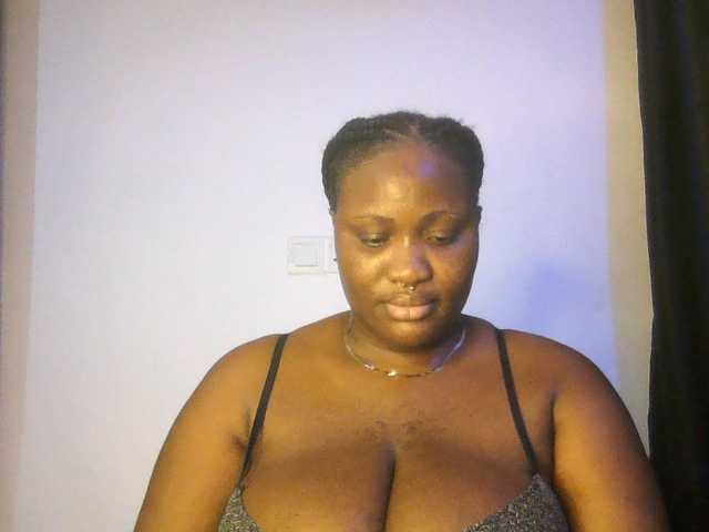 Hotchocolatee191 live cam on BongaCams