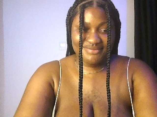 Hotchocolatee191 live cam on BongaCams