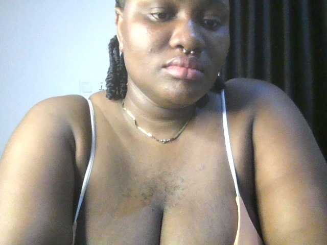 Hotchocolatee191 live cam on BongaCams