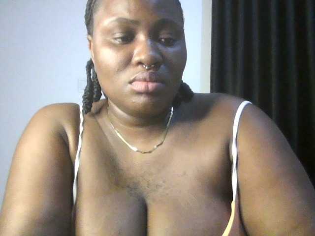 Hotchocolatee191 live cam on BongaCams