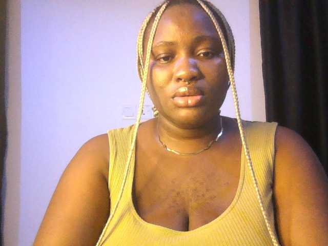 Hotchocolatee191 live cam on BongaCams