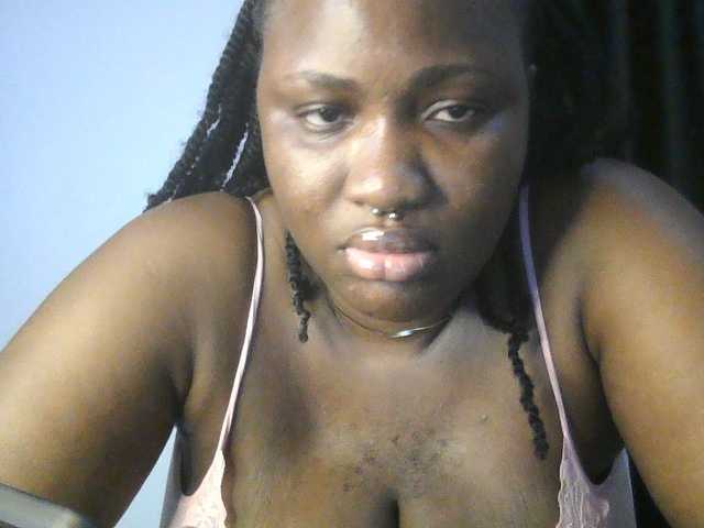 Hotchocolatee191 live cam on BongaCams