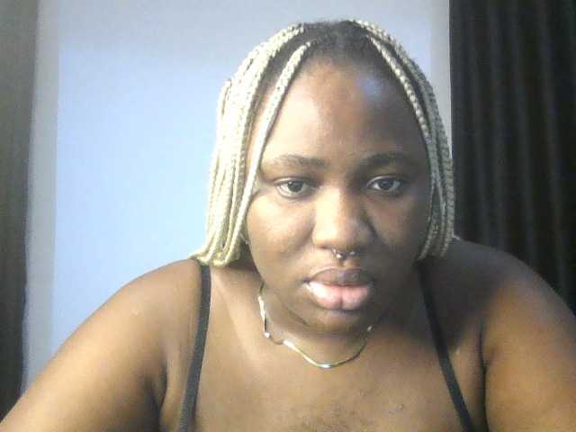 Hotchocolatee191 live cam on BongaCams