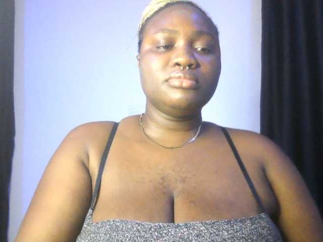 Hotchocolatee191 live cam on BongaCams