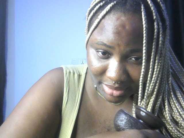 Hotchocolatee191 live cam on BongaCams