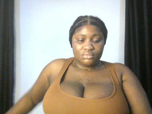 Hotchocolatee191 live cam on BongaCams