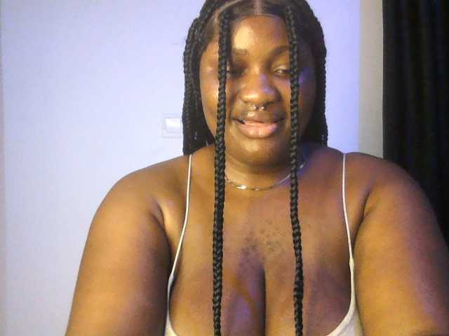 Hotchocolatee191 live cam on BongaCams