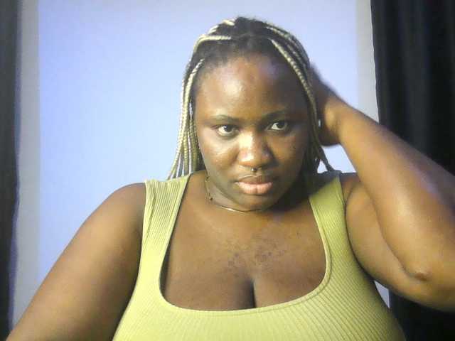 Hotchocolatee191 live cam on BongaCams