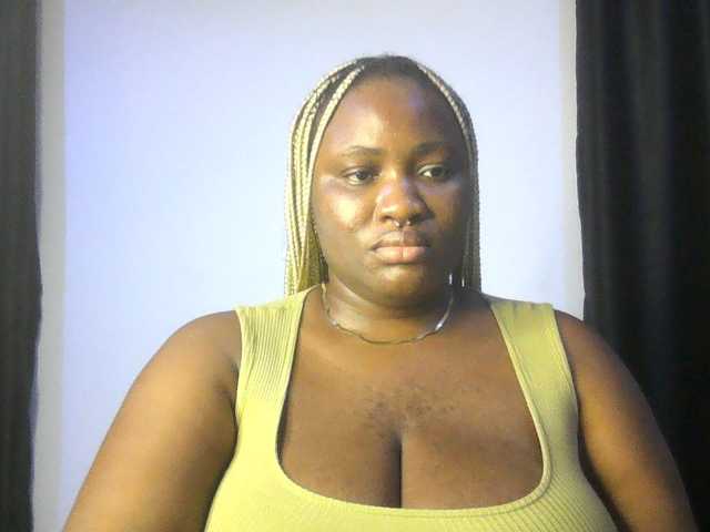 Hotchocolatee191 live cam on BongaCams