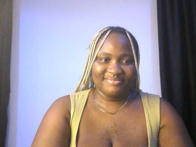 Hotchocolatee191 live cam on BongaCams