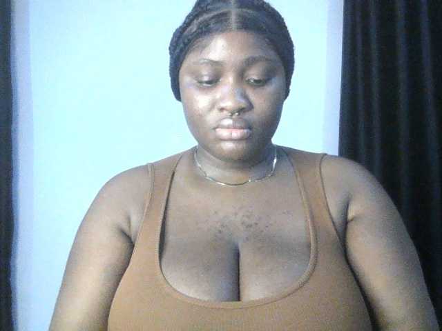 Hotchocolatee191 live cam on BongaCams