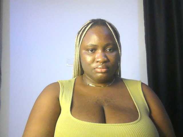 Hotchocolatee191 live cam on BongaCams
