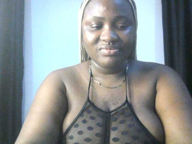 Hotchocolatee191 live cam on BongaCams