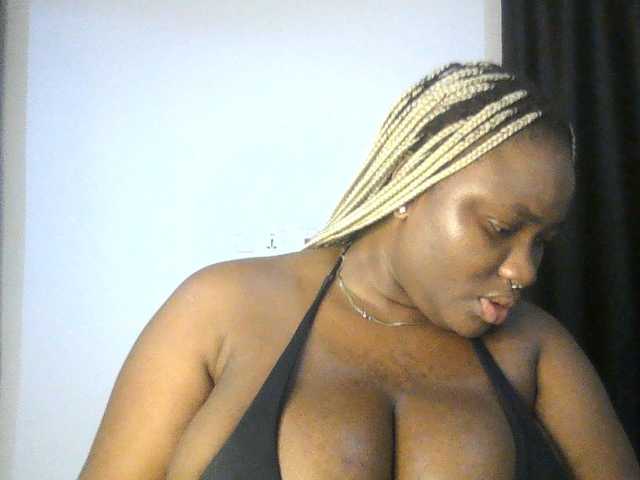 Hotchocolatee191 live webcam show