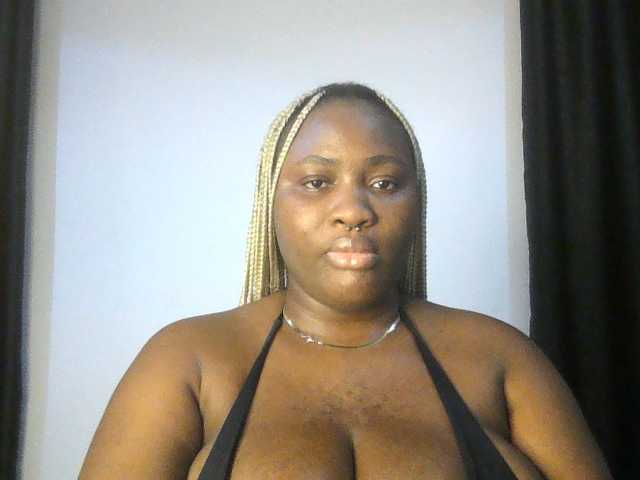 Hotchocolatee191 live webcam show