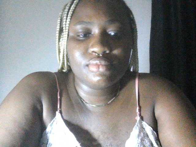 Hotchocolatee191 live webcam show
